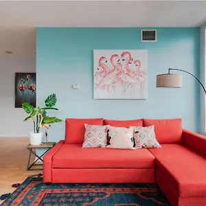 Downtown Core Two Bedroom With Cn Tower View, Free Parking Homestay Toronto